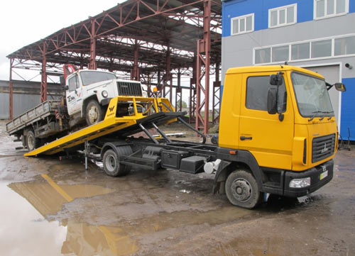 tow truck with hydraulic platform